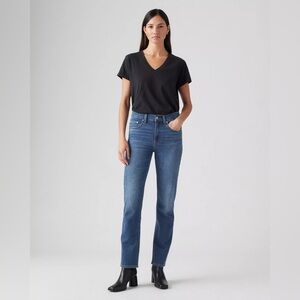 Levi's Women's Straight Leg Jeans in Medium Blue